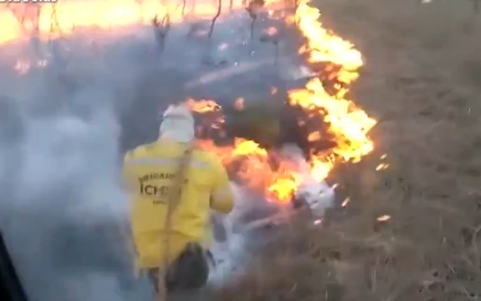 ICMBio no combate a incêndio em Chapadão do Céu — Foto: Reprodução/TV Anhanguera