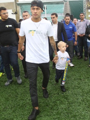 Neymar com o filho David Lucca, no Instituto Neymar, na Praia Grande (Foto: Reginaldo Castro/Estadão Conteúdo)