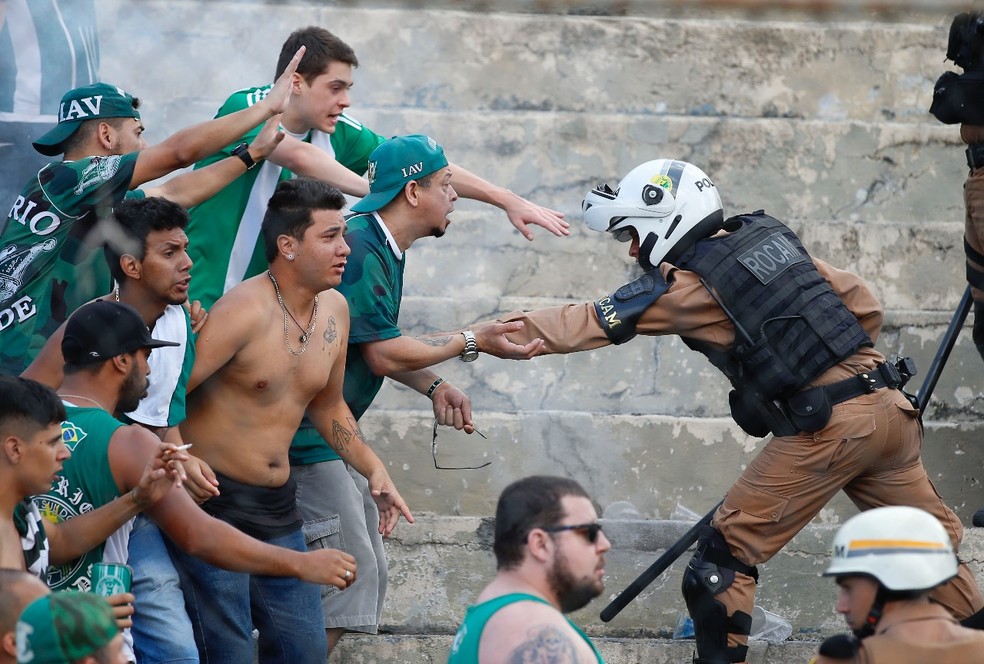 Polícia Militar faz a divisão das torcidas  — Foto: Hedeson Alves/Gazeta do Povo