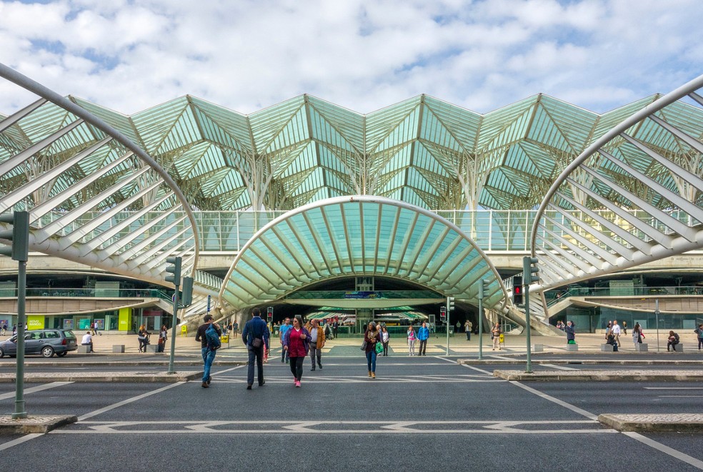 A Gare do Oriente tem estrutura linear e tem boas referências de iluminação e ventilação natural — Foto: Flickr / Bert Kaufmann / Creative Commons