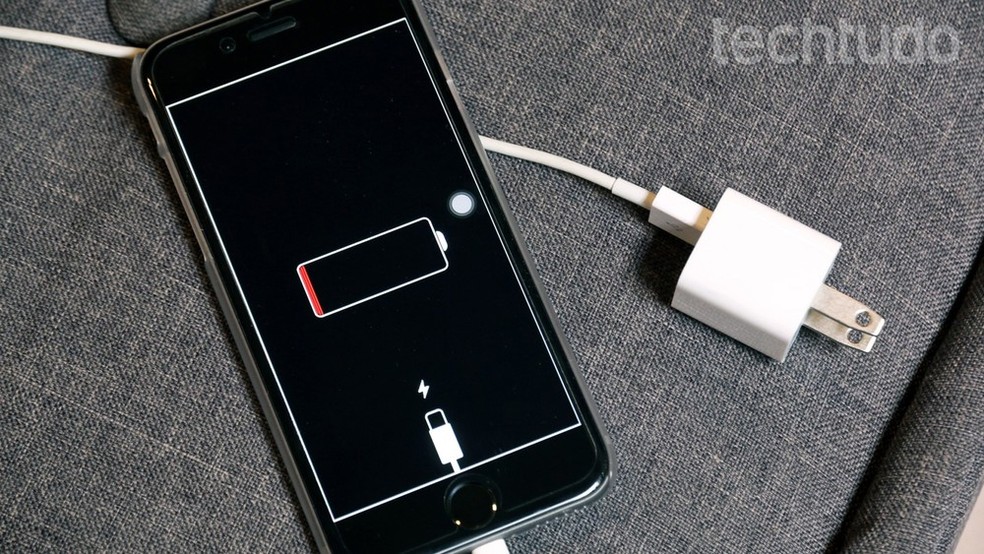 A bateria deve ser trocada apenas em lojas autorizadas — Foto: TechTudo