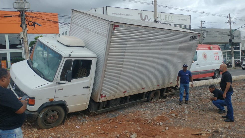 Caminhão invadiu canteiro central da Avenida da FEB — Foto: Guarda Municipal