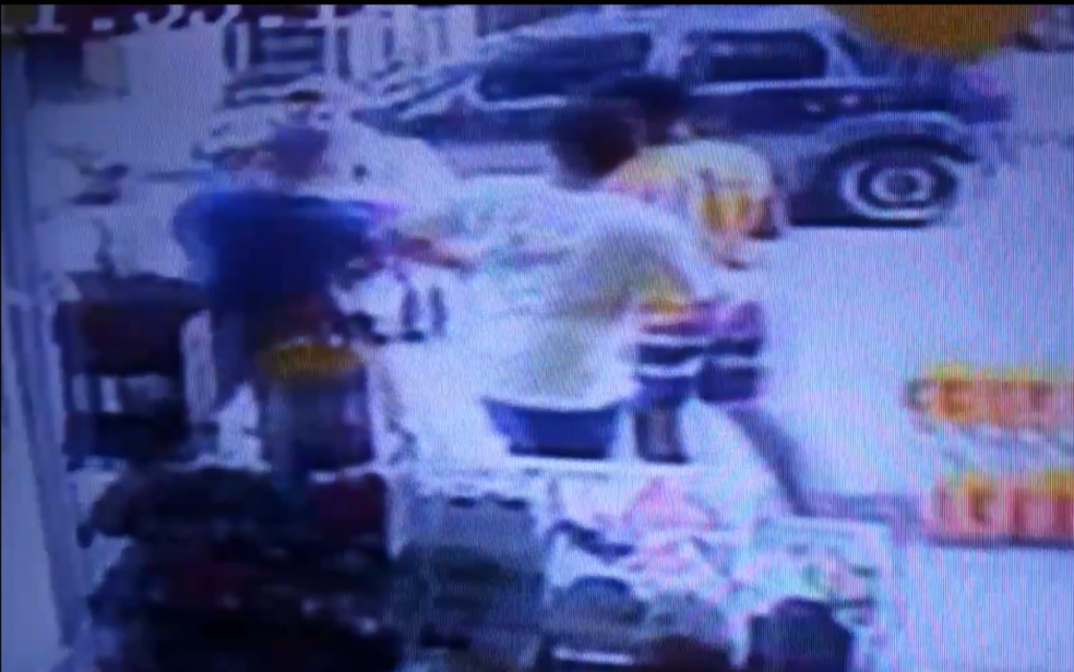 CÃ¢meras de seguranÃ§a mostram momento em que comerciante Ã© agredido (Foto: Arquivo pessoal)
