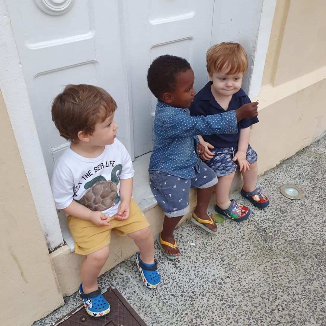 Romeu e Gael com um menino vizinho de Regina Casé (Foto: Reprodução Instagram)
