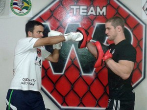 Rodrigo começou a fazer aulas de muay thai junto com o treinador e lutador de MMA Wagner Silva (Foto: Arquivo pessoal/Rodrigo de Almeida Silva)