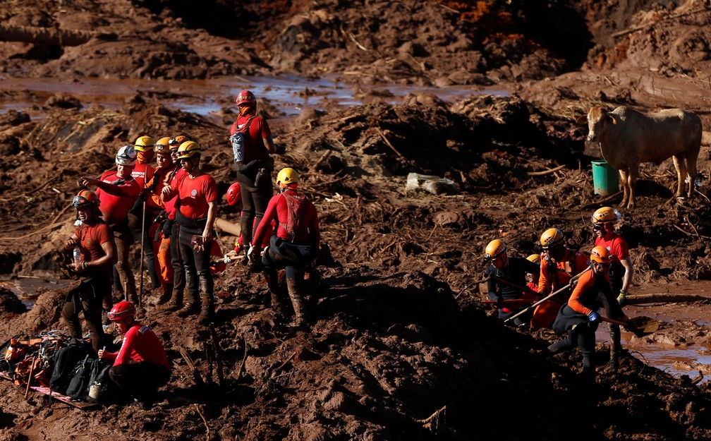 Membros da equipe de resgate trabalham nesta segunda-feira (28) na busca por vÃ­timas em Brumadinho (MG) â€” Foto: Adriano Machado/Reuters
