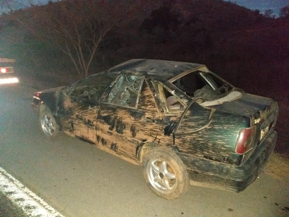 Bandidos capotaram carro durante perseguição — Foto: Polícia Militar/ Divulgação