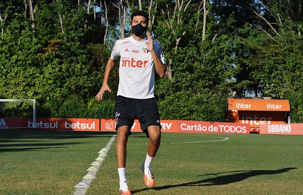 Após mais de um ano, Walce volta e corre no CT do São Paulo; Crespo testa opções para o time