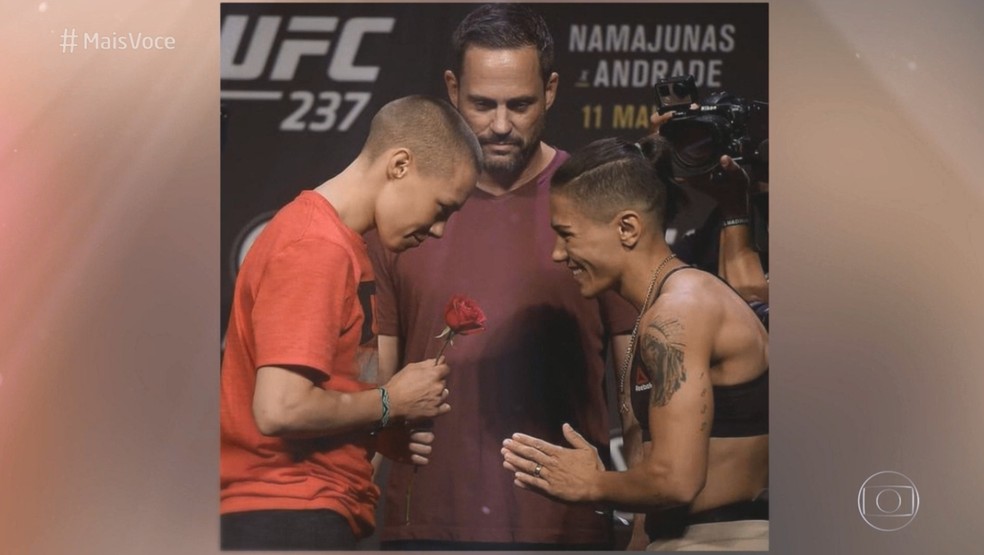 A americana Rose Namajunas enfrentou Jéssica Andrade no UFC e brasileira levou o cinturão — Foto: TV Globo