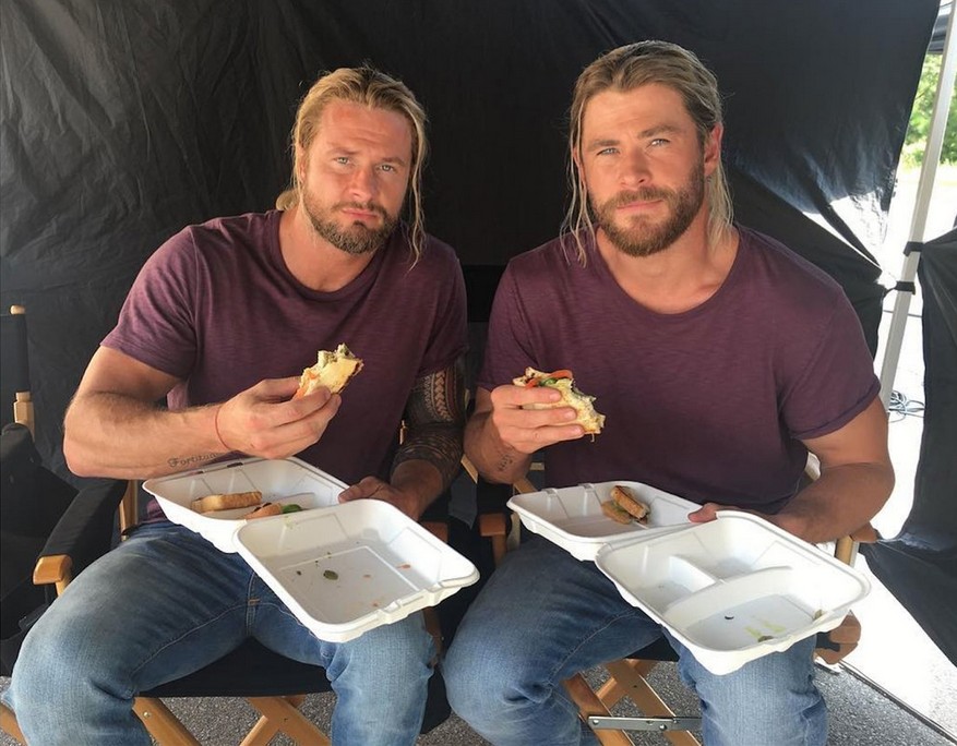 O dublê Bobby Holland Hanton com o ator Chris Hemsworth nos bastidores das filmages do terceiro filme do Thor (Foto: Instagram)