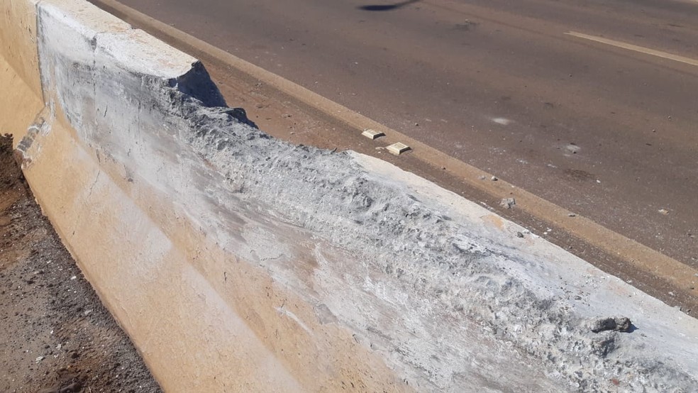 Mureta ficou destruída após caminhão perder o controle  — Foto: Matheus Gama/CBN Amazônia