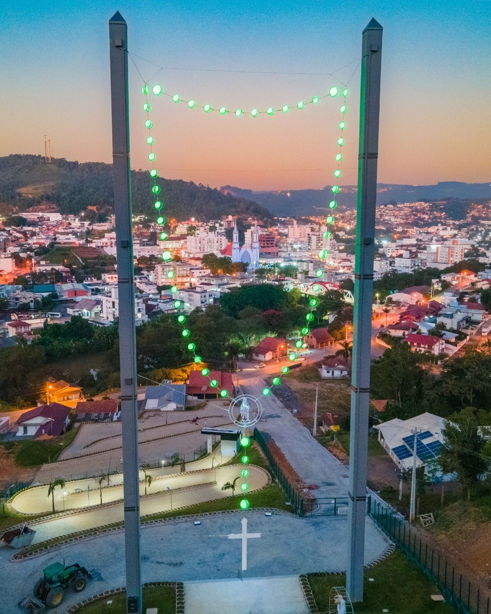 Primeira cruz panorâmica do Brasil, com altura de 50 metros — Foto: Santuário do Louvor Nossa Senhora de Lourdes/Divulgação
