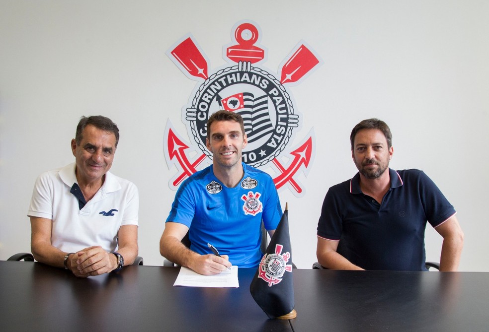 Jorge Kalil, Boselli e DuÃ­lio Monteiro Alves na assinatura do contrato com o Corinthians â€” Foto: Daniel Augusto Jr/Ag. Corinthians