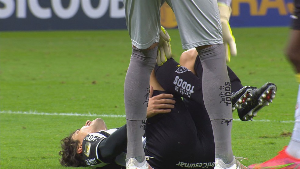 Momento em que Dodô, do Atlético-MG, sente a coxa — Foto: SporTV