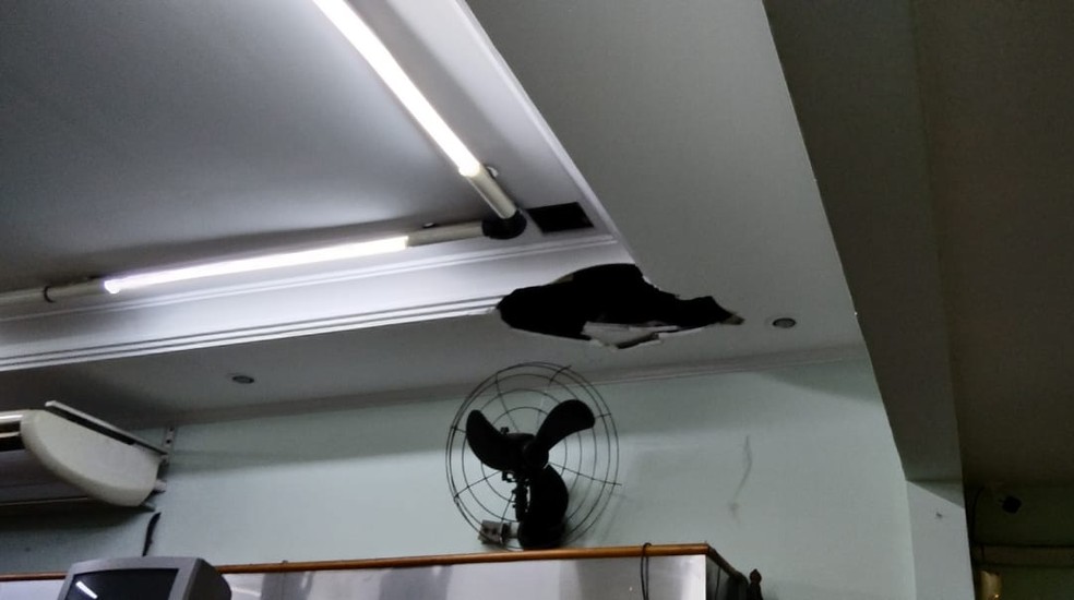 Telhado do estabelecimento cedeu e homem caiu — Foto: Polícia Militar