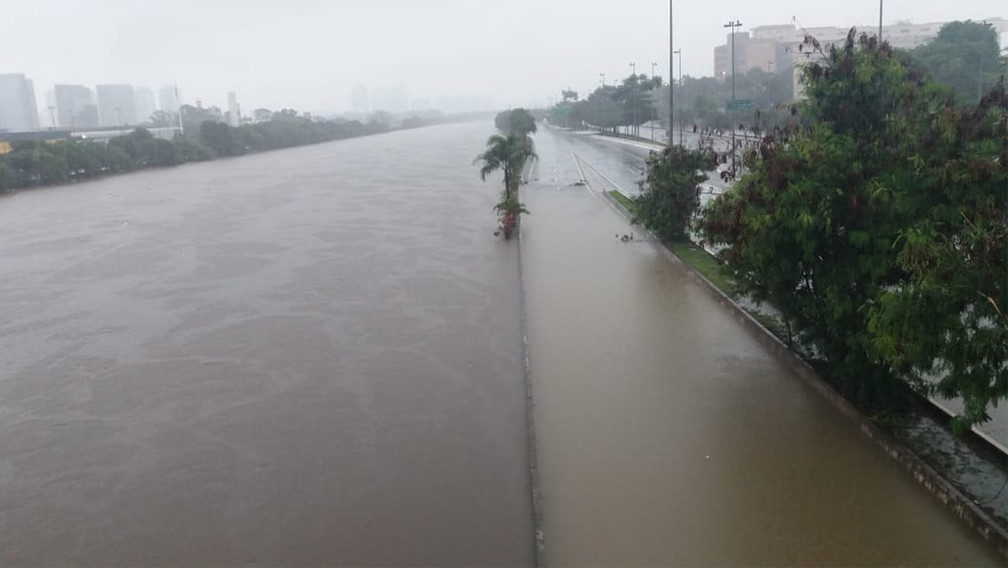 Rio Tietê transbordou e invadiu a Marginal na altura da Ponte do Limão, na Zona Norte de São Paulo — Foto: Werther Santana/Estadão Conteúdo