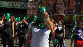 Mulheres cantam a música "O estuprador é você", que se tornou um lema contra o machismo desde o final do ano passado, em meio a denúncias de abusos cometidos por forças de segurança durante protestos no ChileREUTERS
