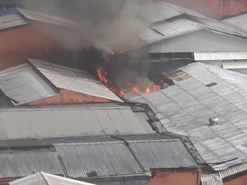 Fábrica de cosméticos pega fogo em Belém — Foto: Reprodução/ TV Liberal