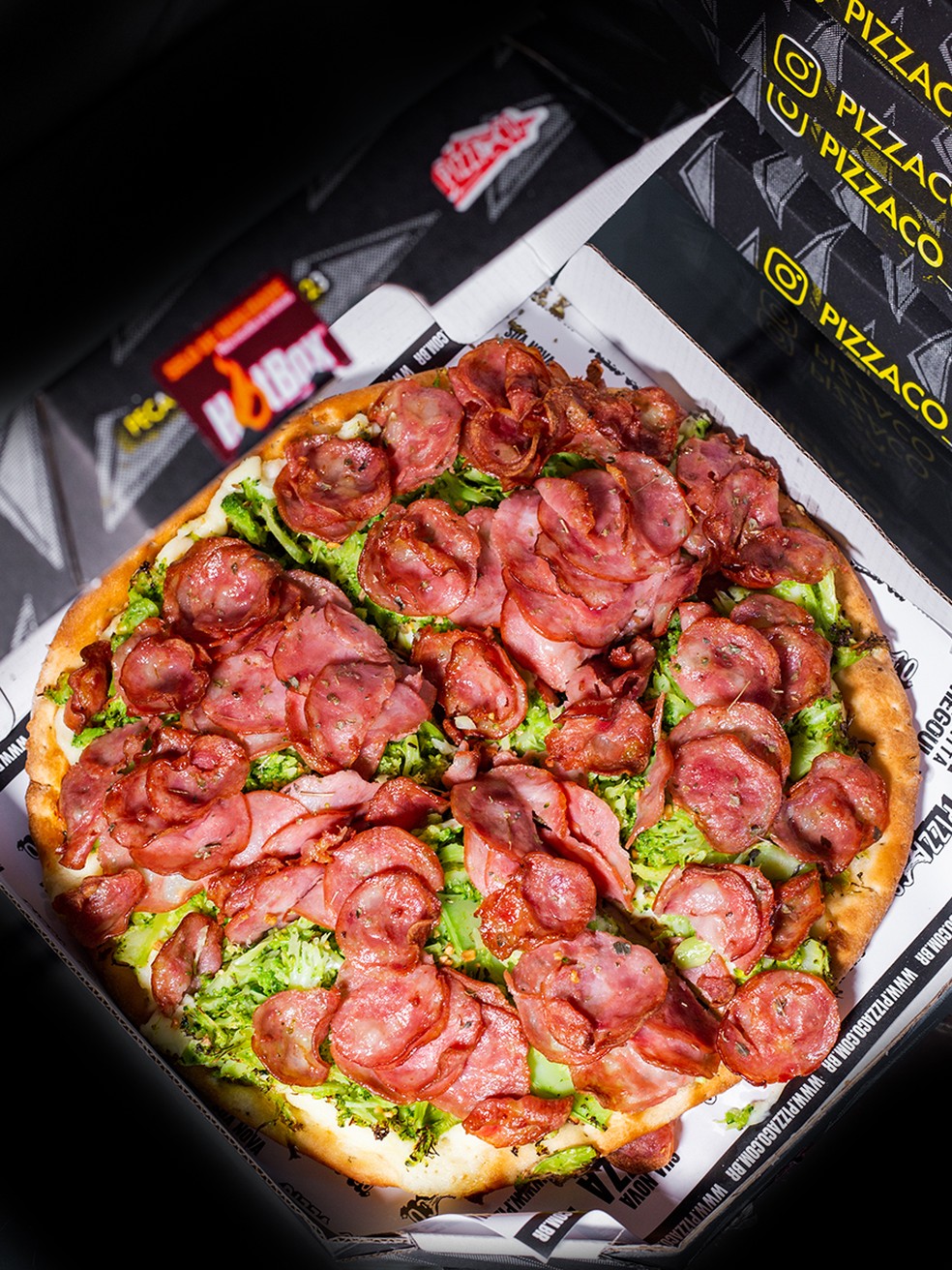 No menu Premium, um dos destaques &eacute; a pizza Aquela L&aacute;, preparada com molho de tomate, catupiry, br&oacute;colis, alho frito e calabresa &mdash; Foto: Divulga&ccedil;&atilde;o Pizza Co.