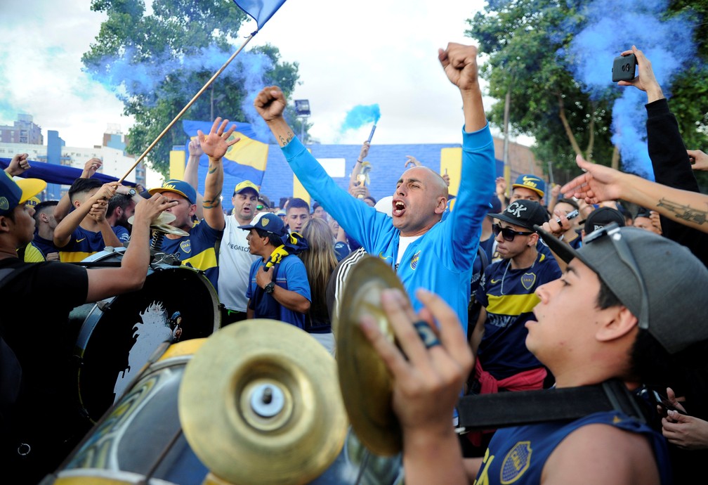 Torcedores do Boca Juniors fazem festa com instrumentos, bandeiras e fogos antes da viagem do time para a final da Taça Libertadores — Foto: Reuters/Stringer