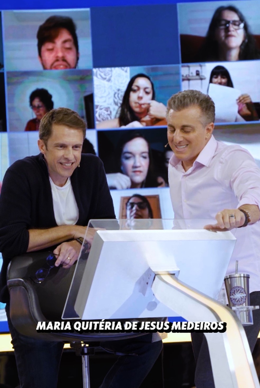 Rafael Cunha e Luciano Huck tentam acertar pergunta que vale R$ 1 milho nos bastidores  Foto: Globo