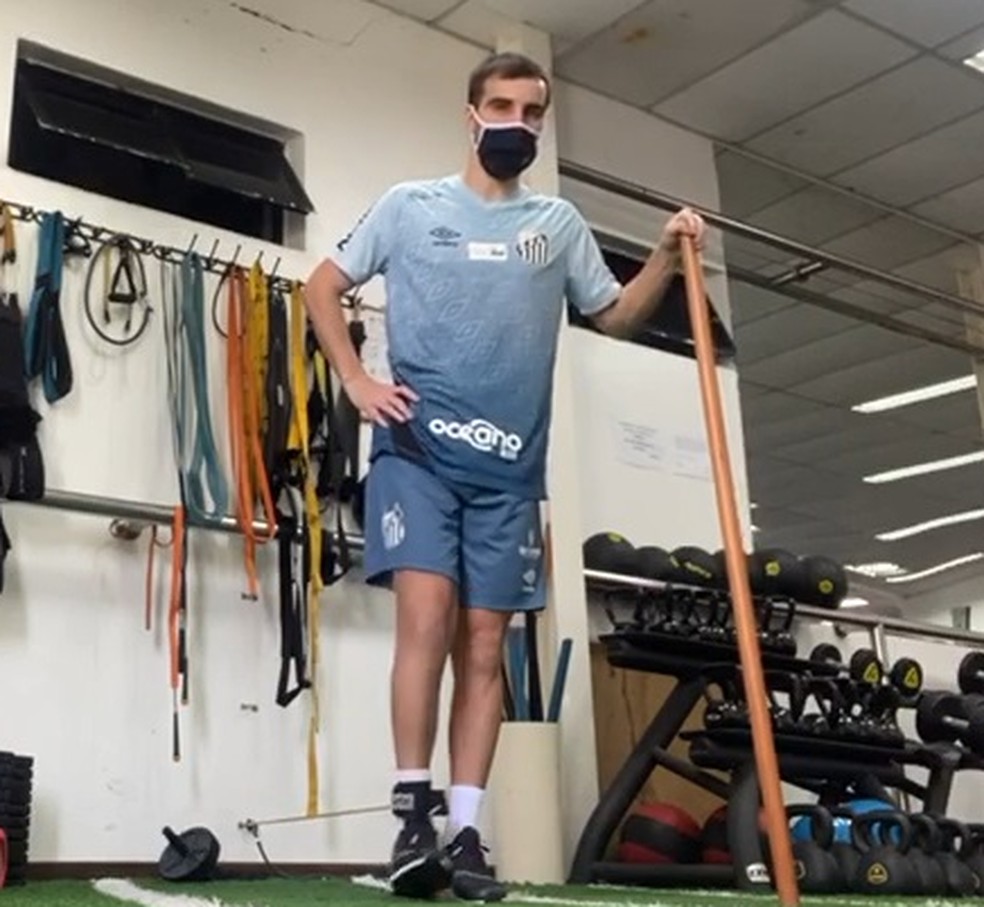 Longuine faz trabalho de fisioterapia no Santos — Foto: Rafael Longuine/Arquivo pessoal