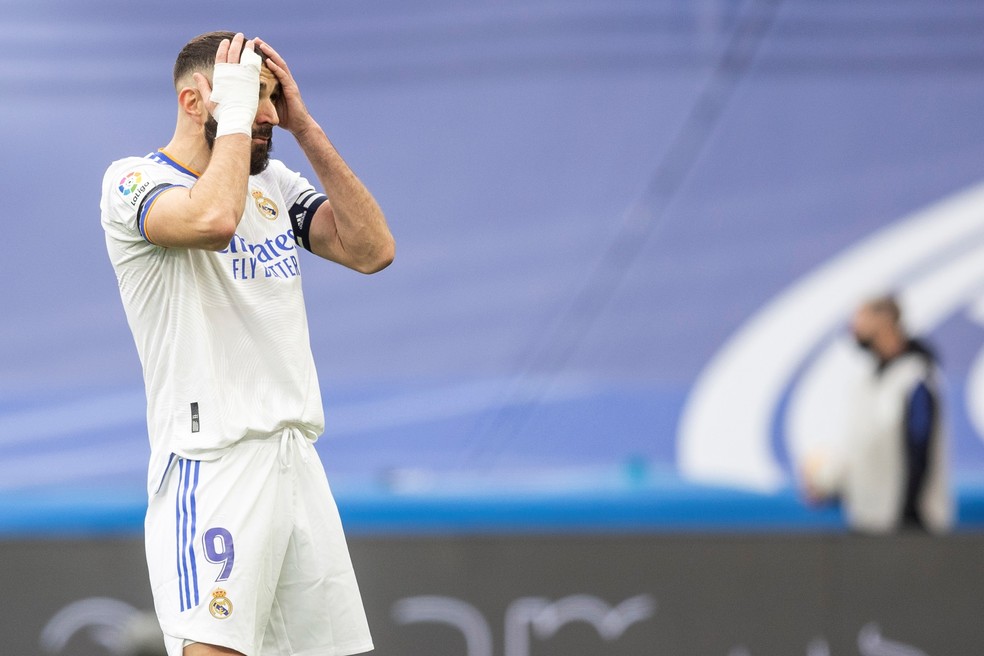 Benzema lamenta pênalti perdido em Real Madrid x Elche — Foto: Rodrigo Jiménez/EFE