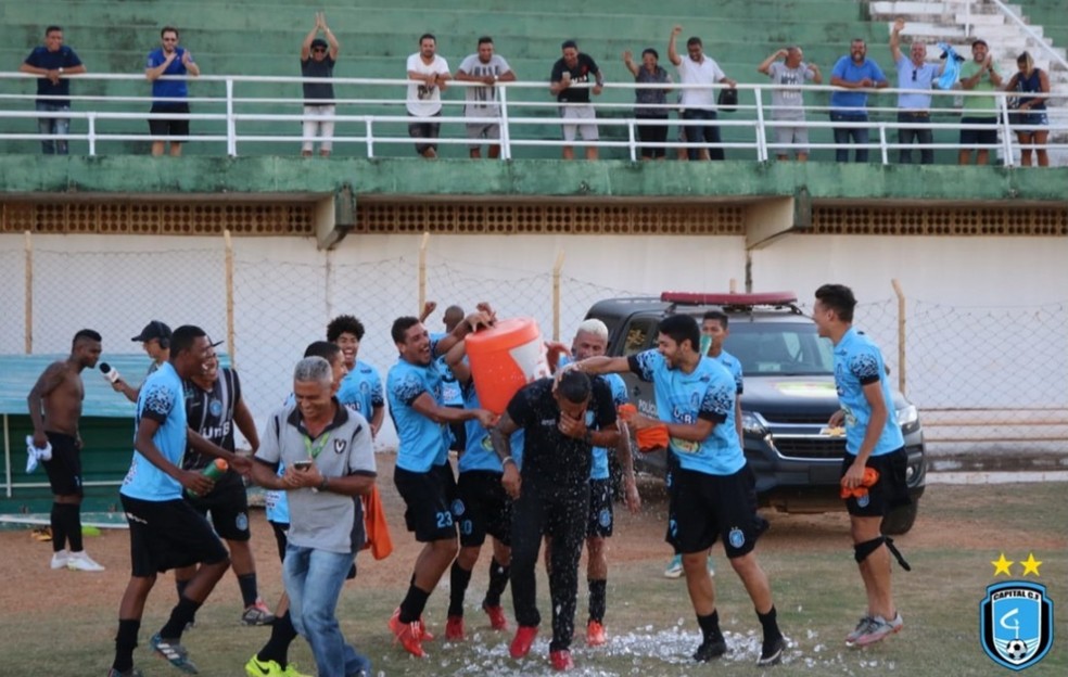Elenco do Capital comemorou muito retorno à primeira divisão regional — Foto: Gabriel Caetano/Capital C.F