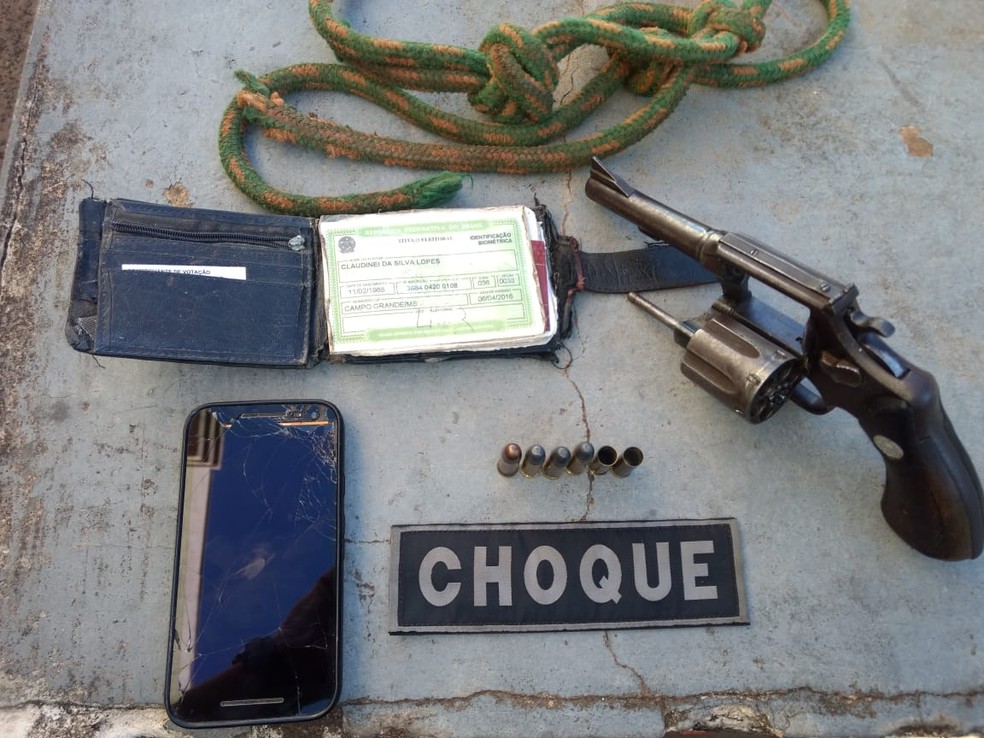 Arma e corda usada para fazer motorista de aplicativo de refém, durante assalto, em Campo Grande. — Foto: BPM/Choque