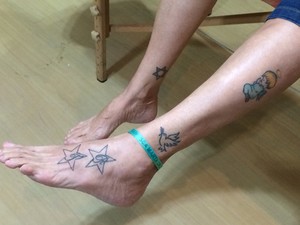 Marieta mostra tatuagens no estúdio de tatuagem (Foto: Felipe Gibson/G1)
