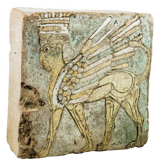 Seus desenhos revelam uma forte influência assíria, como os touros alados com cabeça humana (Foto: Divulgação / Museu Nacional do Irã)