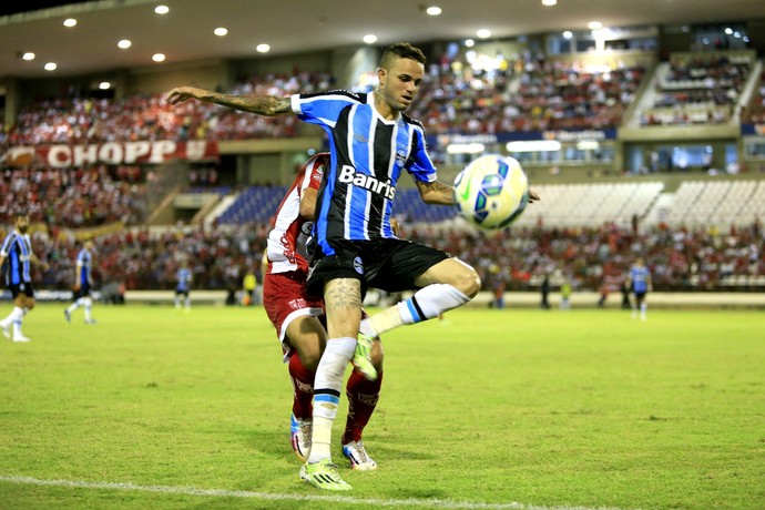 Luan sai com dores e vira dúvida do Grêmio para duelo com o Coritiba