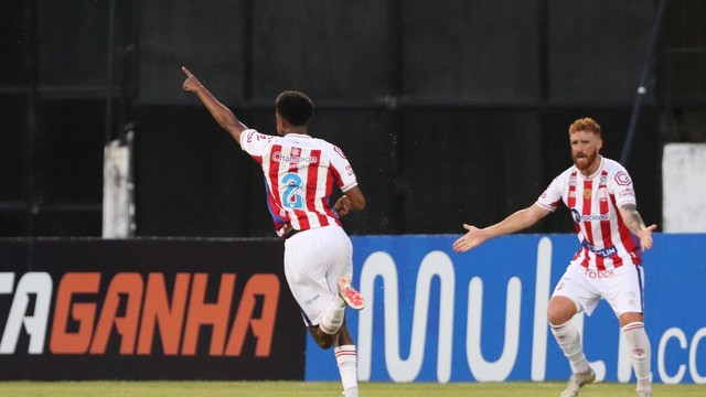 Anílson comemora seu gol no clássico entre Náutico e Santa Cruz