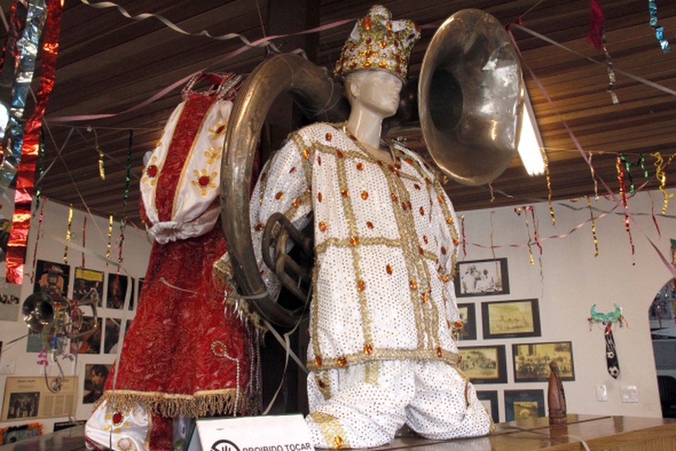 Máscaras e fantasias também fazem parte da exposição — Foto: Luiz Alves/Prefeitura de Cuiabá