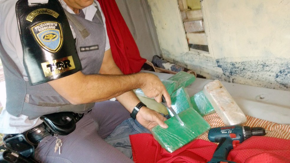 Droga foi localizada em um fundo falso do caminhão (Foto: Polícia Militar/Cedida)