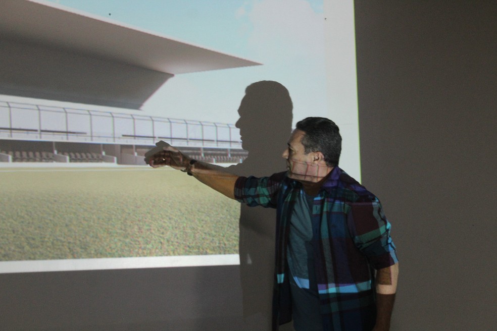 Vanderlei Luxemburgo faz observações no Estádio Coaracy da Mata (Foto: Genival Silva/Ascom Arapiraca)
