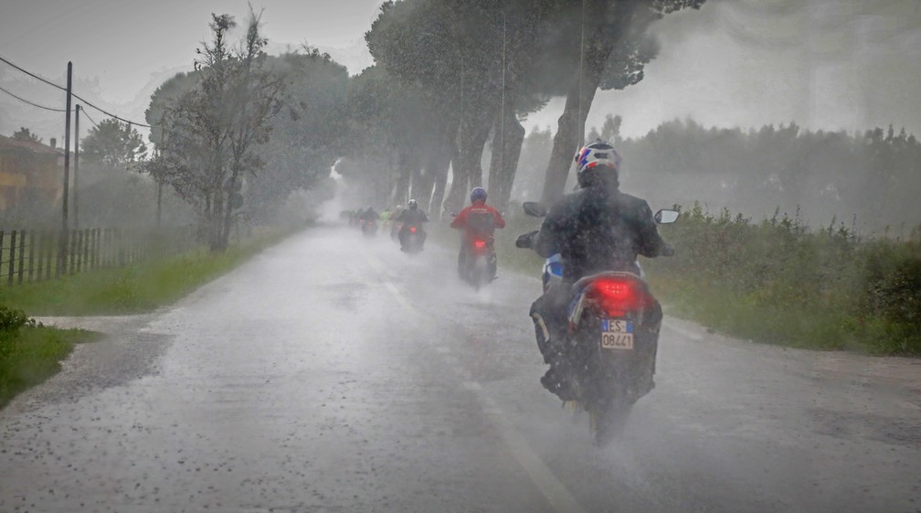 A chuva praticamente não deu trégua durante a avaliação da Honda CRF 1100L Africa Twin — Foto: Divulgação