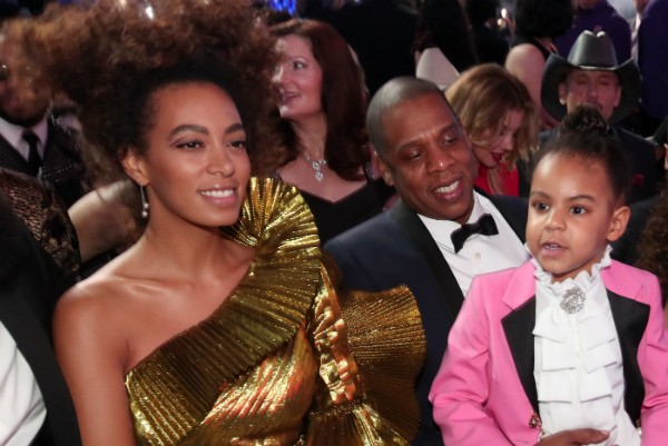 Solange Knowles e Jay-Z com sua filha com Beyoncé no colo (Foto: Getty Images)