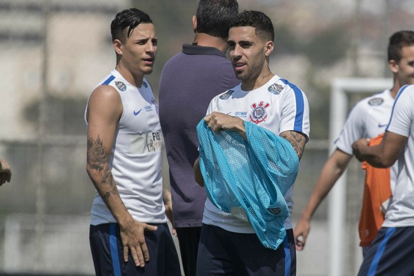 Arana treina, faz gol e deve ser titular do Corinthians no clássico contra o Santos