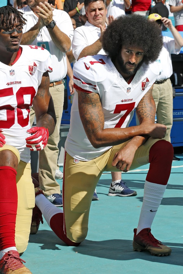 Colin Kaepernick ajoelhada em protesto antes do jogo (Foto: Getty Images)
