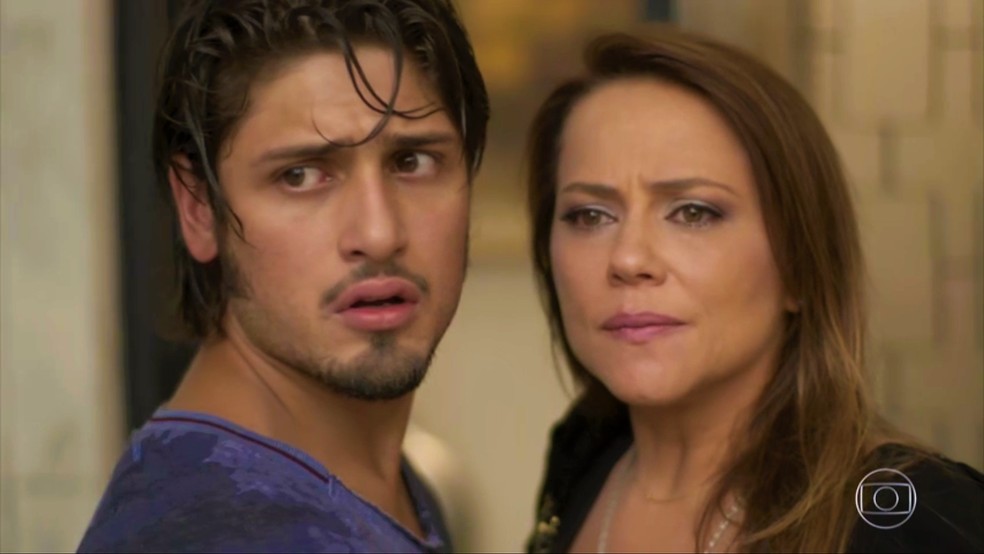 Sofia (Priscila Steinman) interrompe momento rom&acirc;ntico e questiona Lili (Vivianne Pasmanter) &mdash; Foto: TV Globo