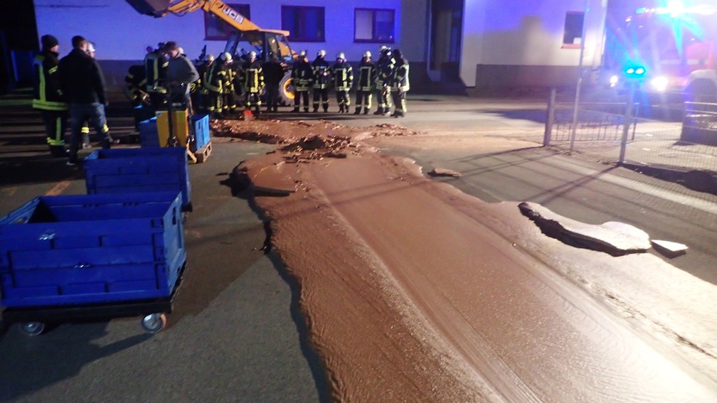 Rua na Alemanha ficou coberta com chocolate após alimento vazar de fábrica. — Foto: Feuerwehr Werl / Reuters