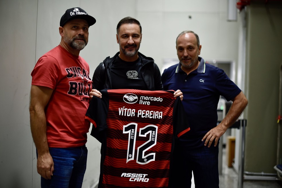 Junto a Mario Monteiro e Rui Quinta, Vitor Pereira recebe a camisa do Flamengo — Foto: Marcelo Cortes/Flamengo