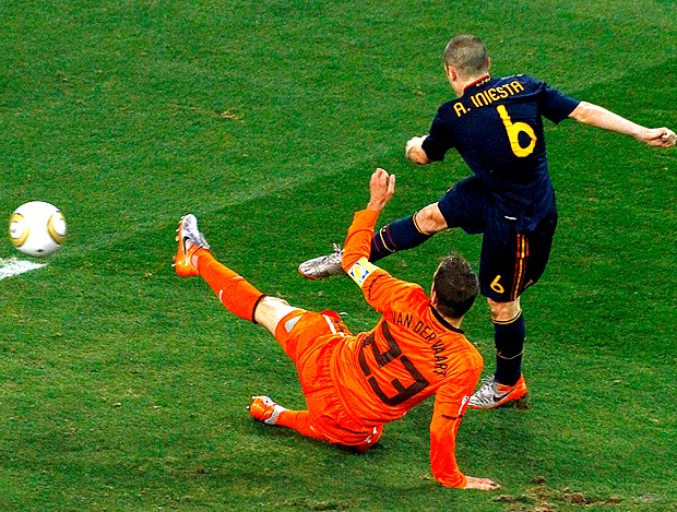 Iniesta, chutando para o gol da espanha contra holanda (Foto: Reuters)