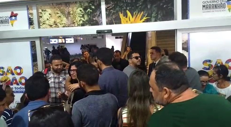 Emocionados, Lenne Lisboa e Jorge Lisboa, pais de KhÃ¡lida, sÃ£o recepcionados por familiares em SÃ£o LuÃ­s. â Foto: Rafael Cardoso/G1 MA