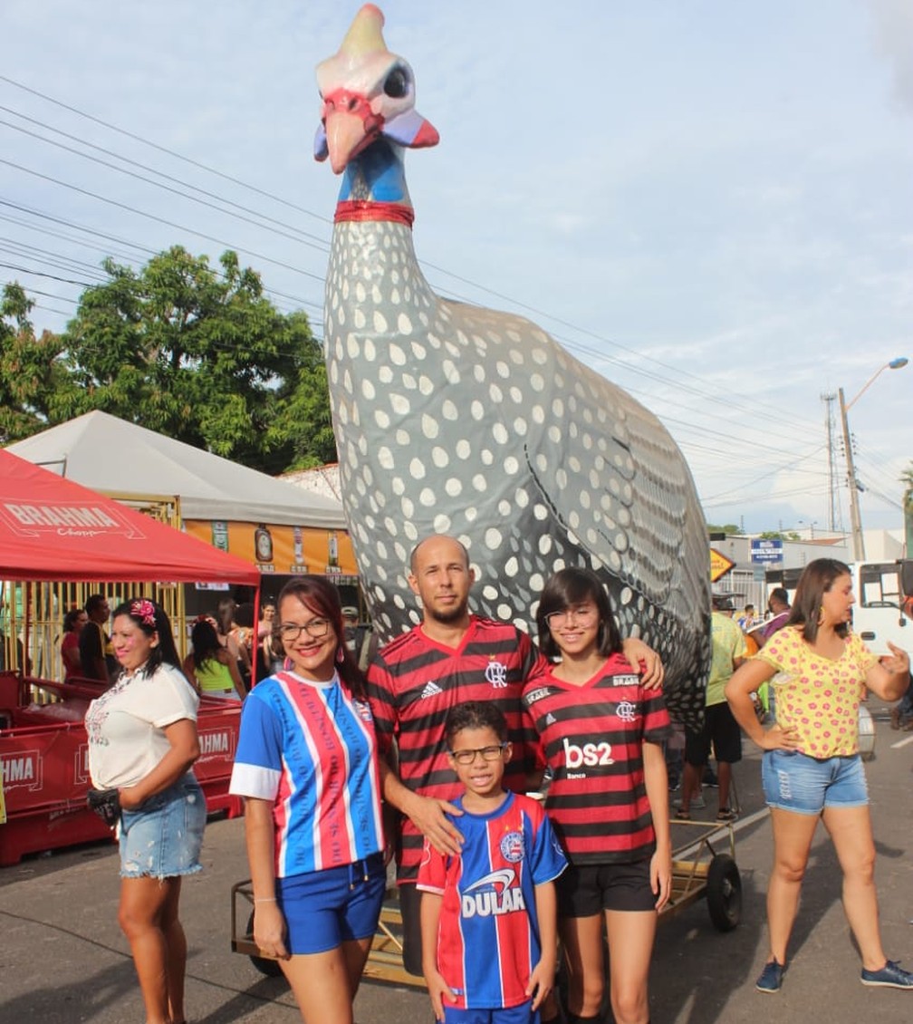 Família foi fantasiada de fanáticos no Capote da Madrugada — Foto: Rafaela Leal/G1 PI