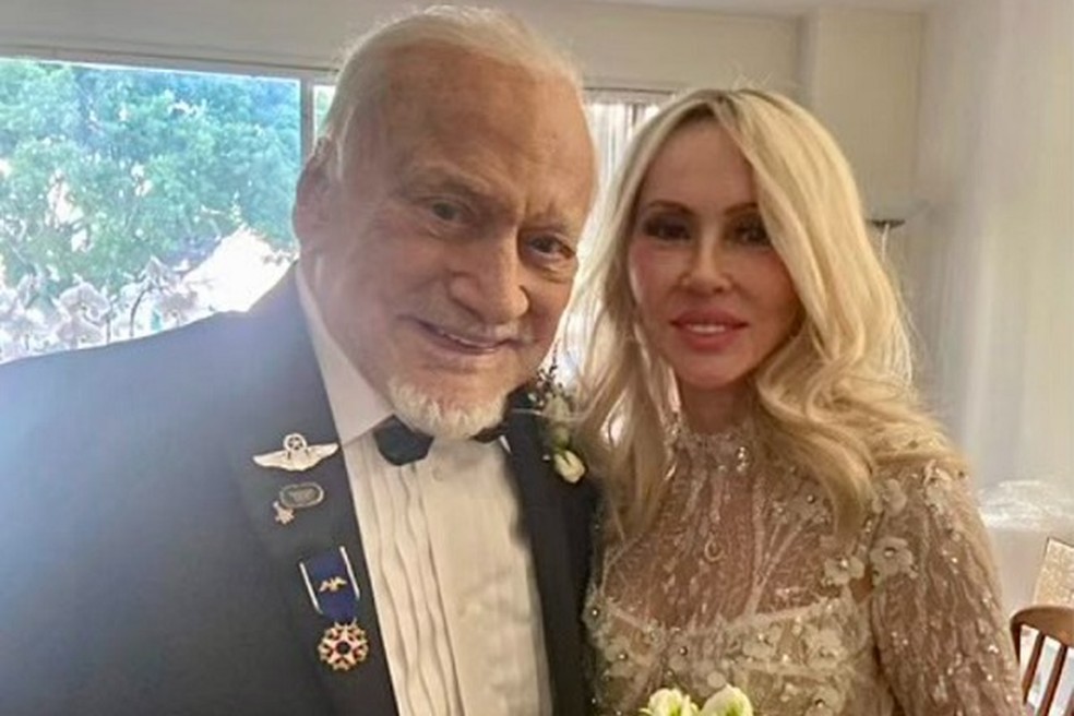  Buzz Aldrin, aos 93 anos, com Anca Faur, sua novo esposa  — Foto: Twitter