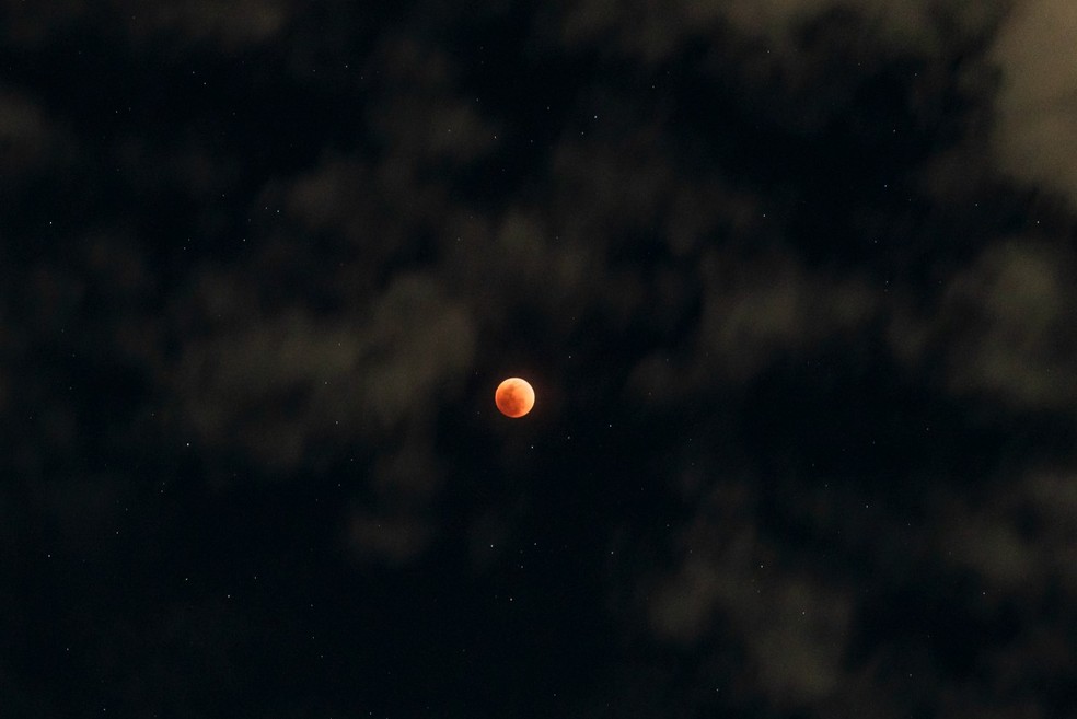 'Lua de sangue' vista de Rio Branco no Acre por volta das 22h40 — Foto: Assis Lima/Arquivo pessoal 