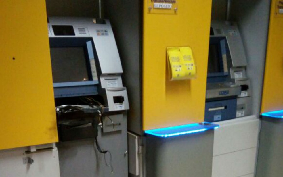 Caixa eletrônico ficou destruído após a ação (Foto: Arquivo Pessoal)
