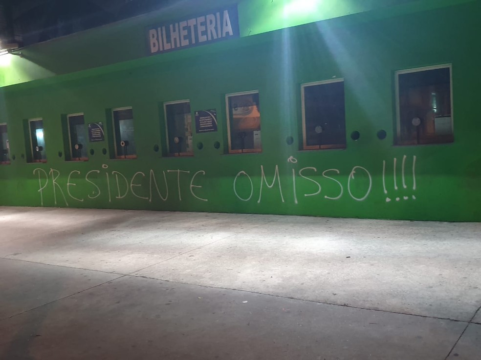 Muros Palmeiras pichados � Foto: Reprodu��o